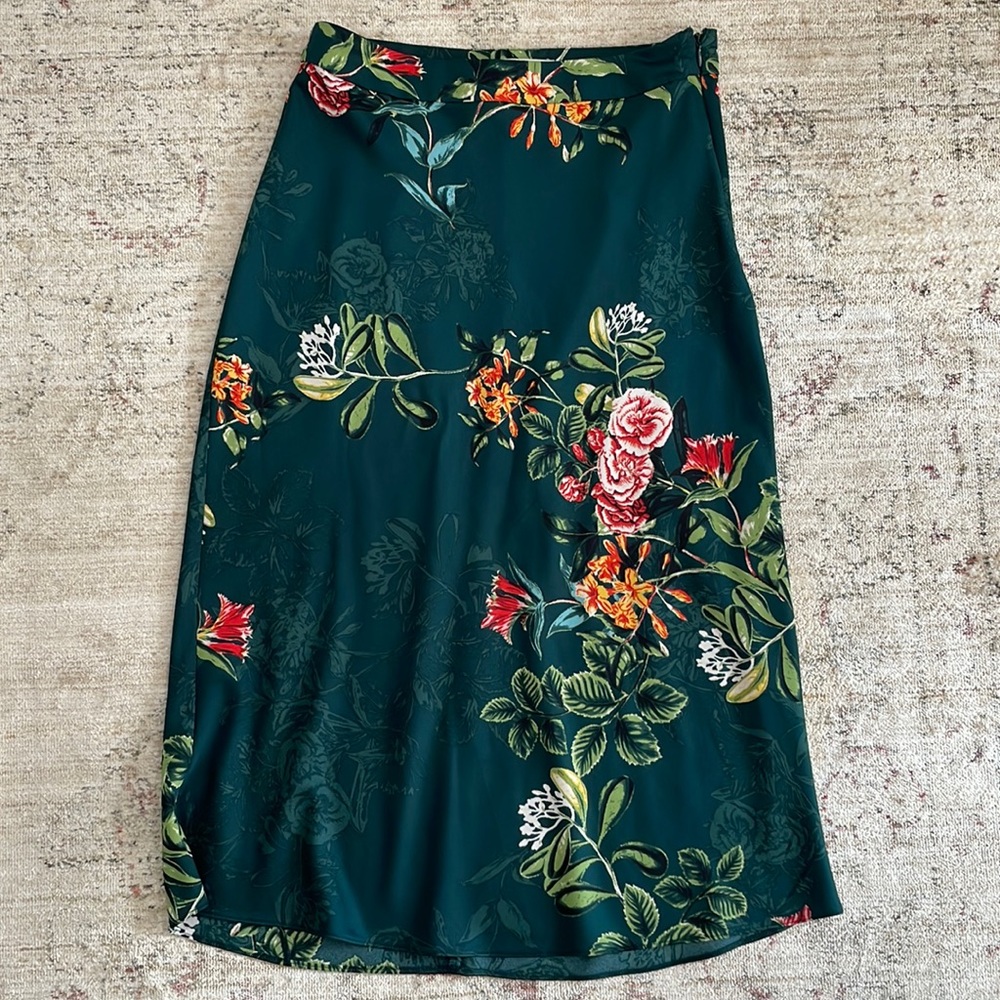 BCBGeneration – Tropical Floral Print Satin Woven Bias Midi Skirt Dark Green